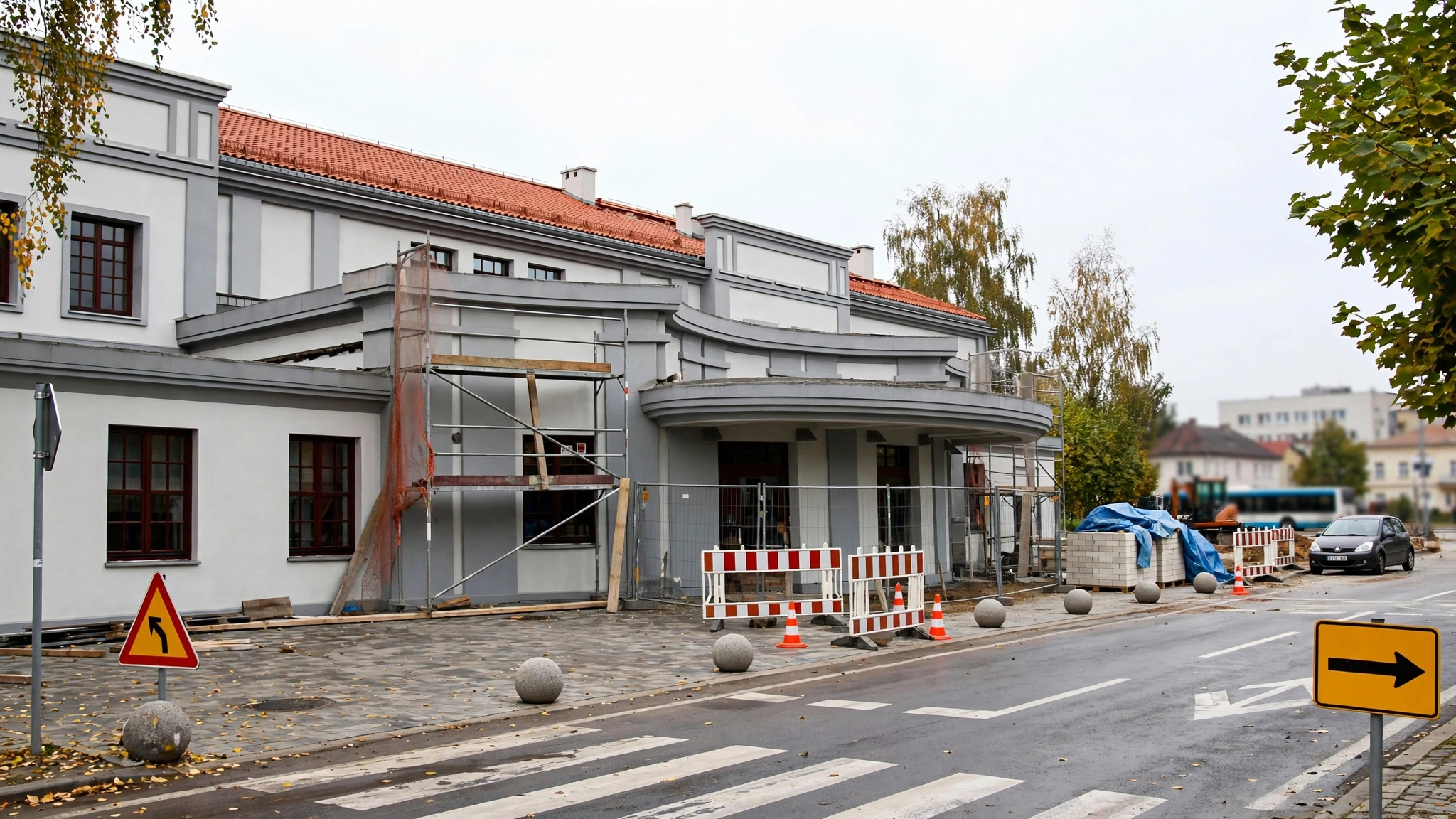 Budynek dworca kolejowego w Dąbrowie Białostockiej objęty pracami remontowymi